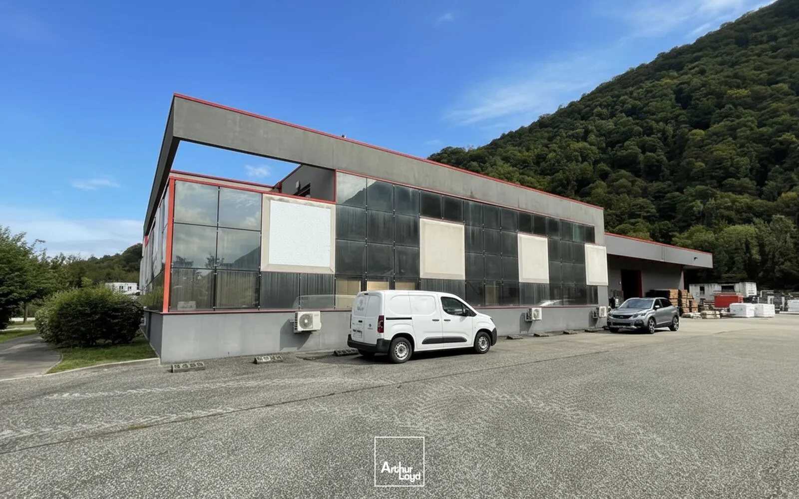 site industriel 1555 m² - vaste foncier