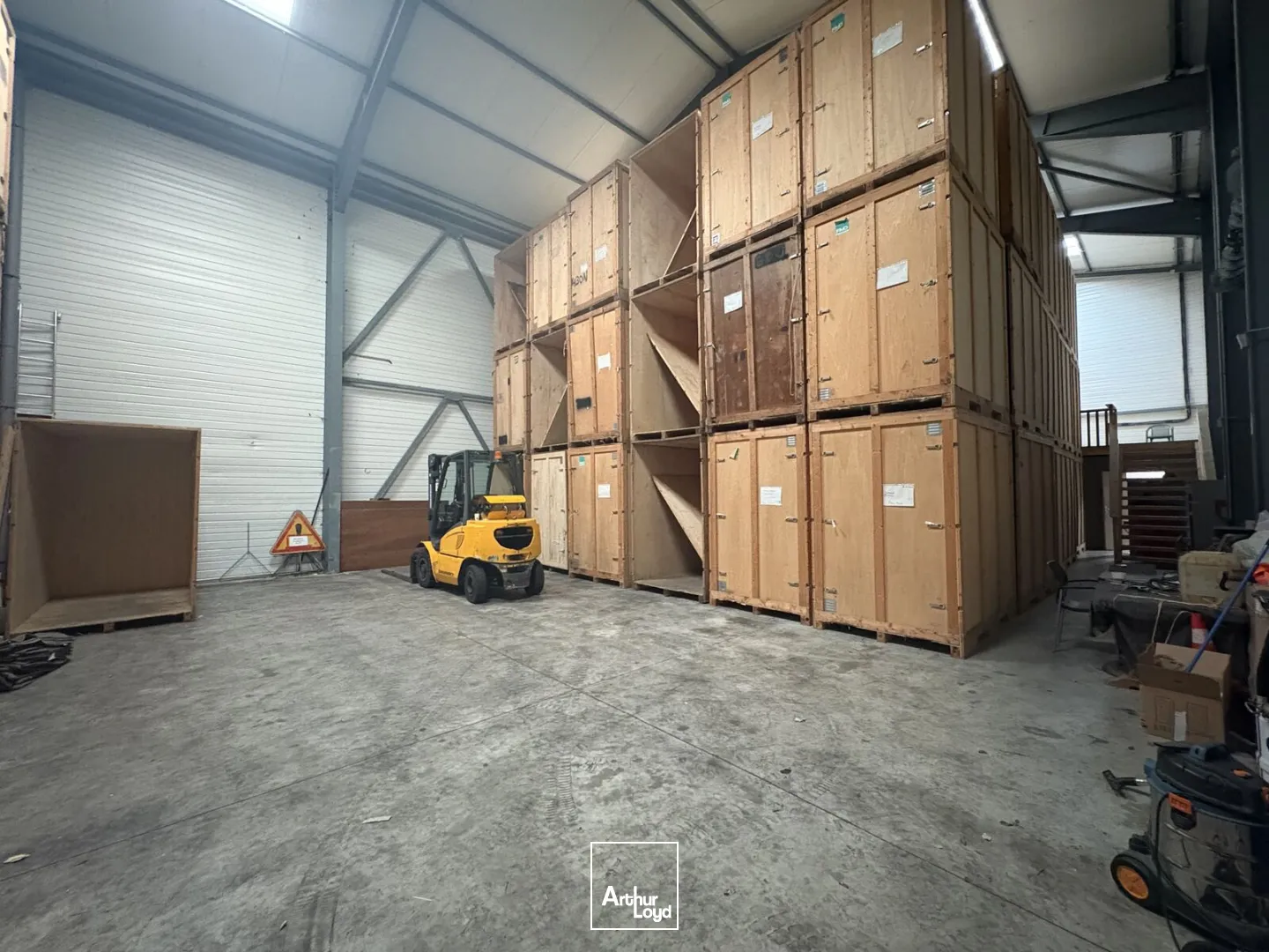 A LOUER - STOCKAGE - 600 M2 - BUREAUX - FONCIER 2344 M2 - ST NAZAIRE - ZONE DE BRAIS