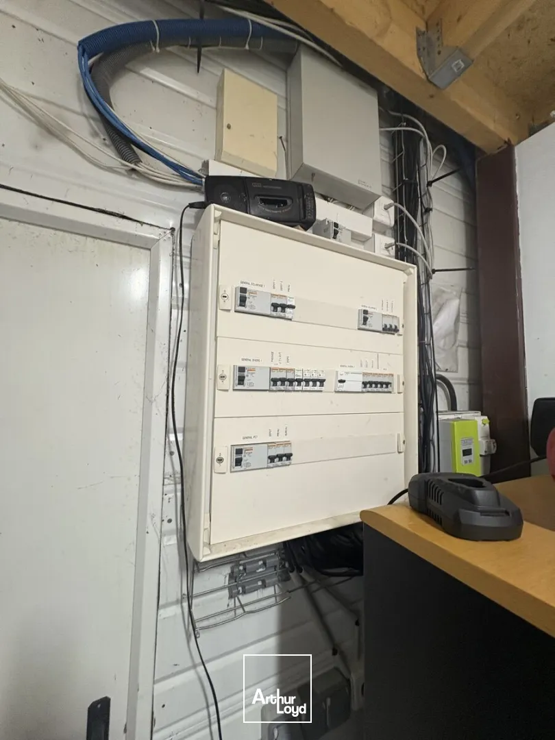 A LOUER - STOCKAGE - 600 M2 - BUREAUX - FONCIER 2344 M2 - ST NAZAIRE - ZONE DE BRAIS