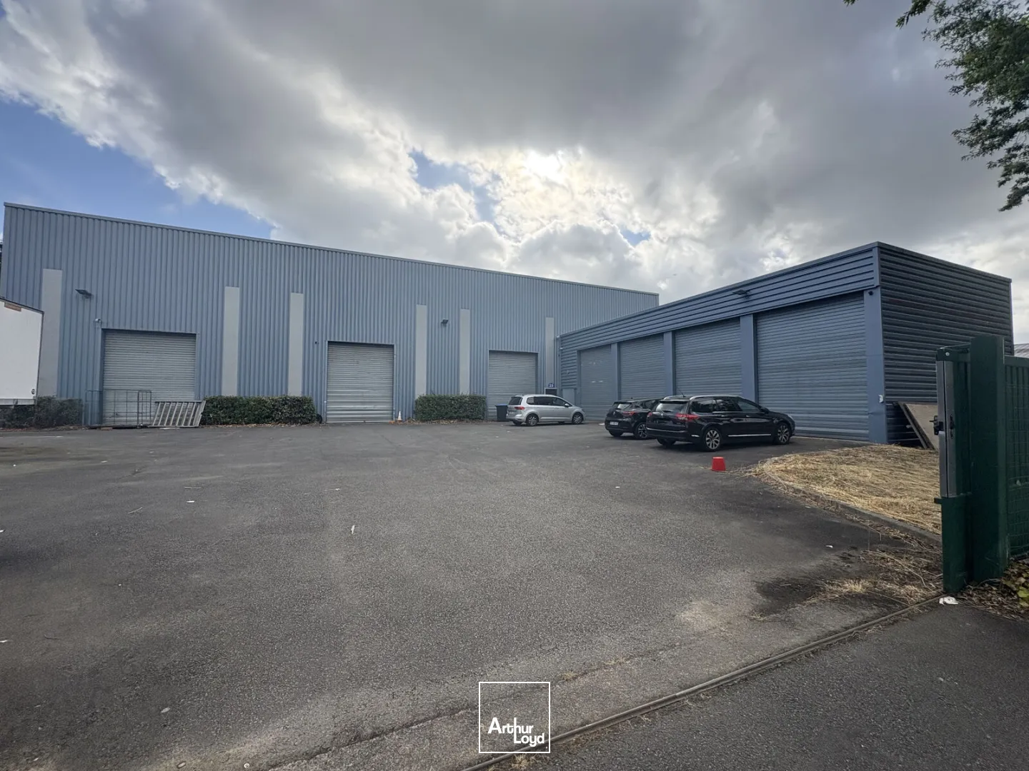 A LOUER - STOCKAGE - 600 M2 - BUREAUX - FONCIER 2344 M2 - ST NAZAIRE - ZONE DE BRAIS