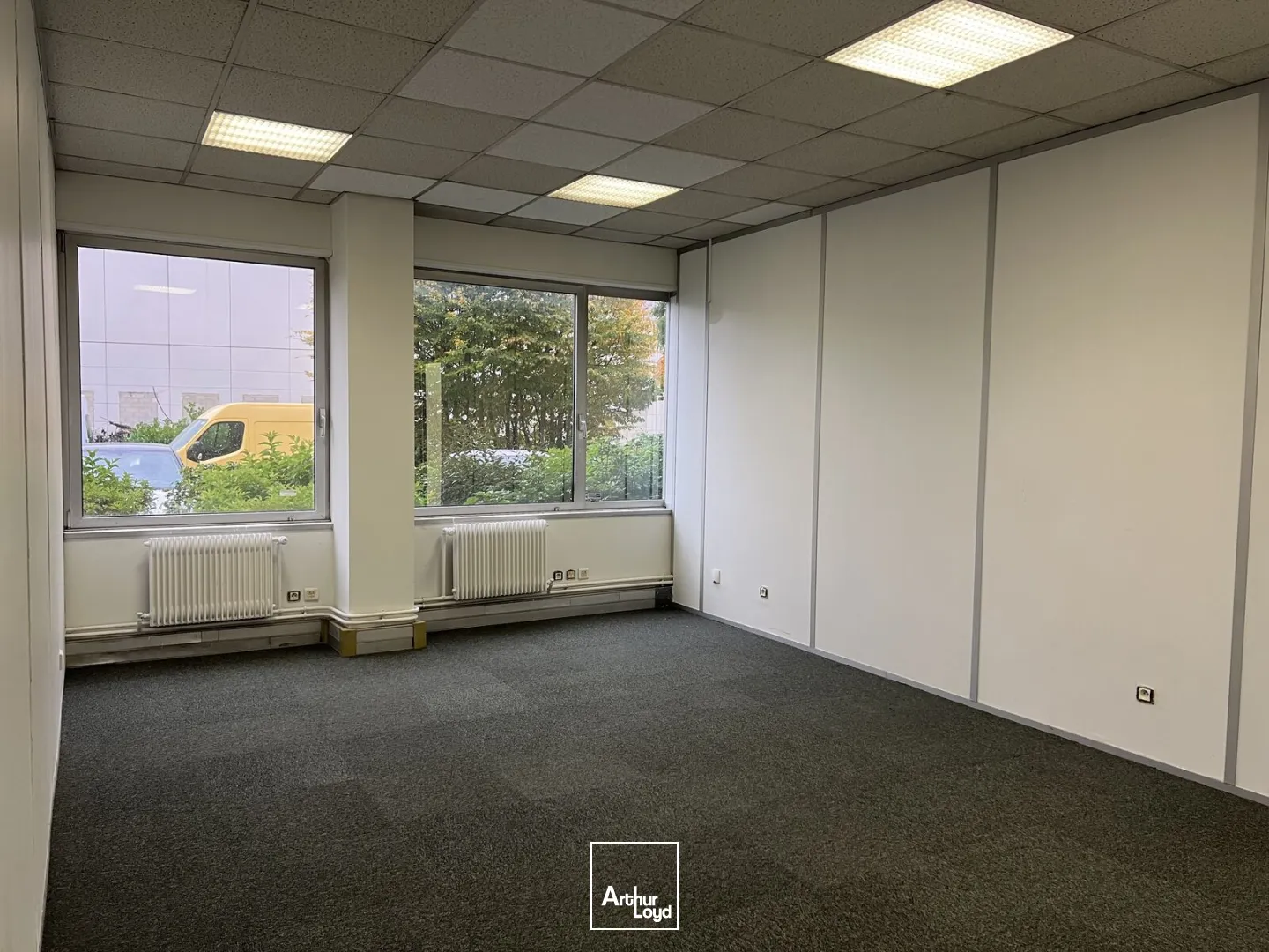 Locaux d'activité/bureaux en location 407 m² divisibles à Villepinte Paris Nord 2 - Accès CDG rapide - Proximité centre commercial IKEA et Usine Center