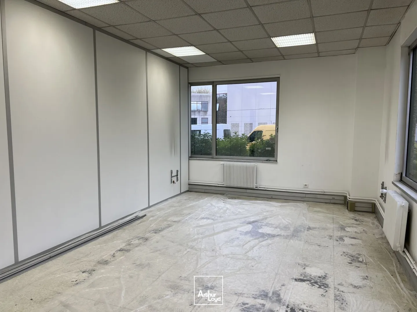 Locaux d'activité/bureaux en location 407 m² divisibles à Villepinte Paris Nord 2 - Accès CDG rapide - Proximité centre commercial IKEA et Usine Center