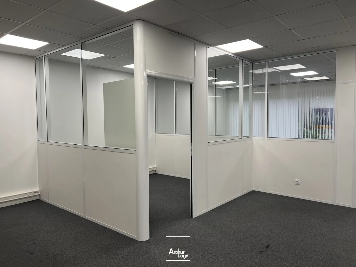 Locaux d'activité/bureaux en location 407 m² divisibles à Villepinte Paris Nord 2 - Accès CDG rapide - Proximité centre commercial IKEA et Usine Center