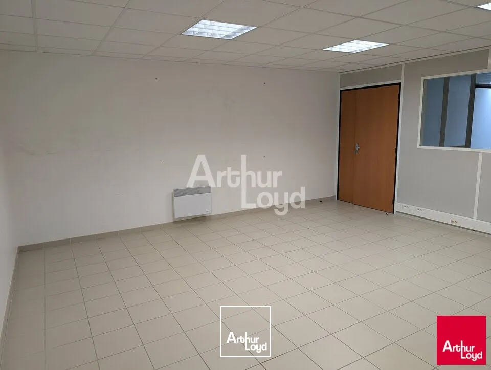 CHARTRES DE BRERAGNE - LOCAL D'ACTIVITE A LOUER AVEC GRANDE SURFACE DE BUREAUX - 470 M²