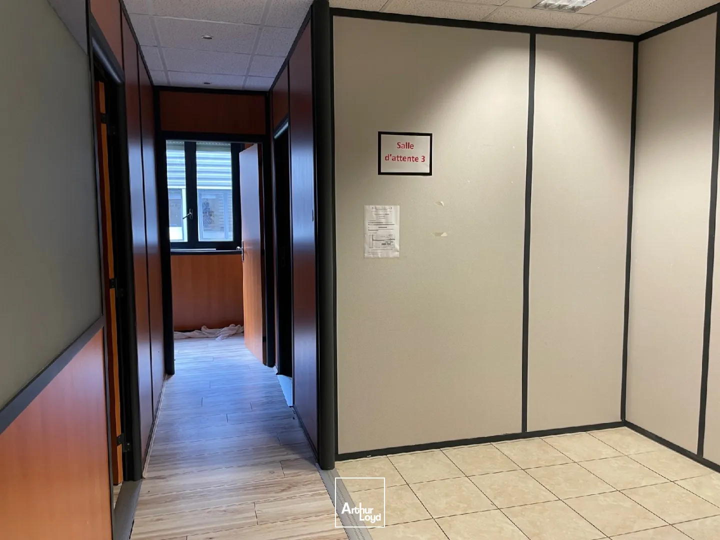 Bureaux à la location d'une superficie de 135 m2 environ en rez-de-chaussée avec accès PMR disponible immédiatement à Soissons.