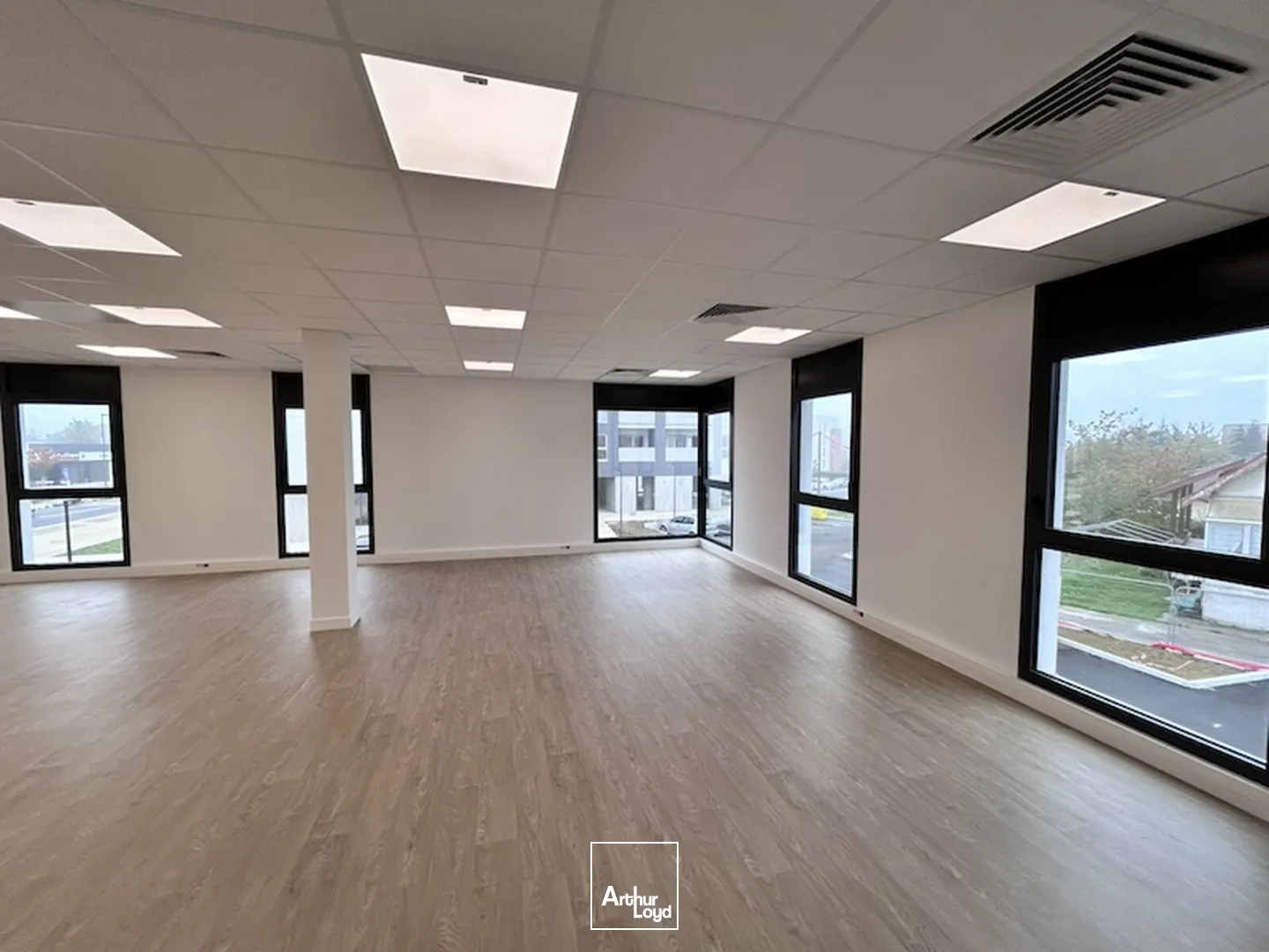 PERONNAS CENTRE - BUREAUX NEUFS A LOUER AVEC PARKINGS