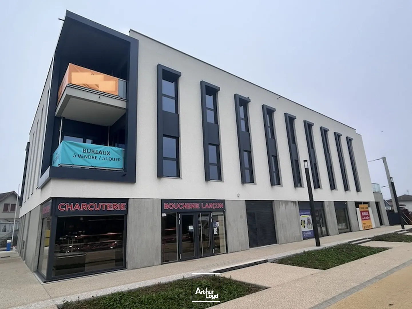 PERONNAS CENTRE - BUREAUX NEUFS A LOUER AVEC PARKINGS