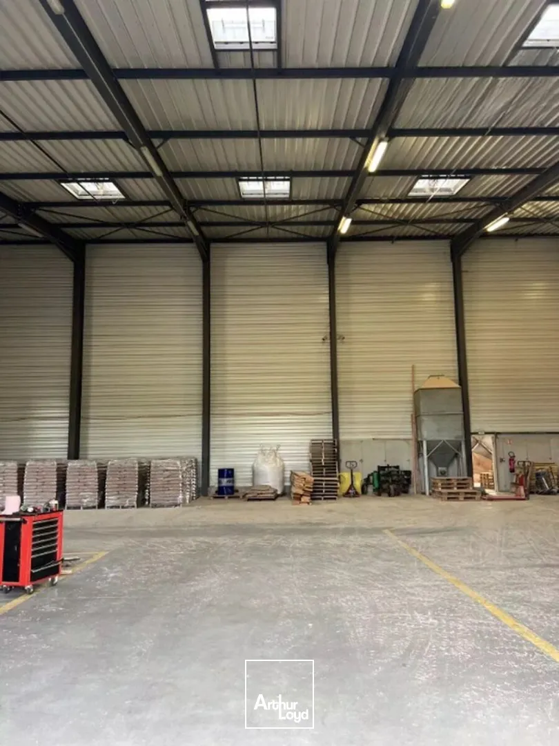 À LOUER : Local d'activité de 620 m² sur son terrain de 1 500 m² à Roche-la-Molière