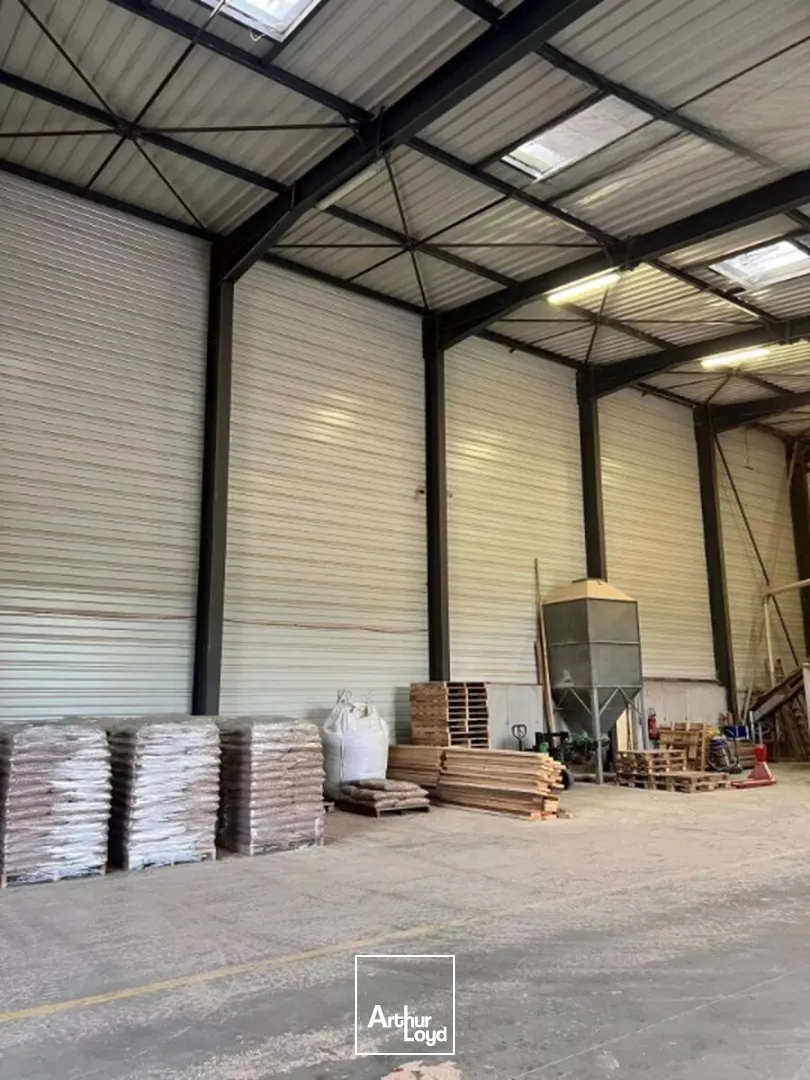 À LOUER : Local d'activité de 620 m² sur son terrain de 1 500 m² à Roche-la-Molière