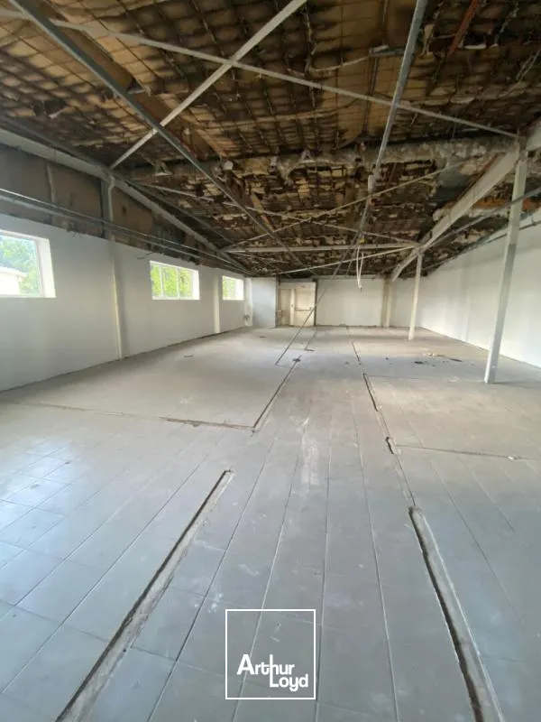 Local d'activités ( stockage ) 180 m2