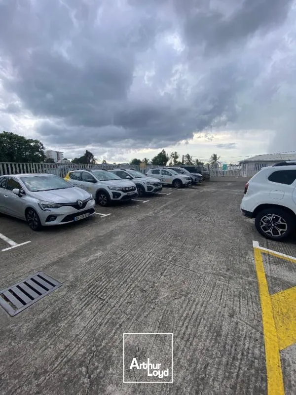 Local d'activités ( stockage ) 180 m2