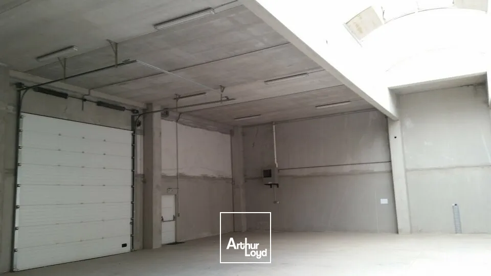 LOCAL D'ACTIVITE - ENTREPOT à LOUER de 735 m²