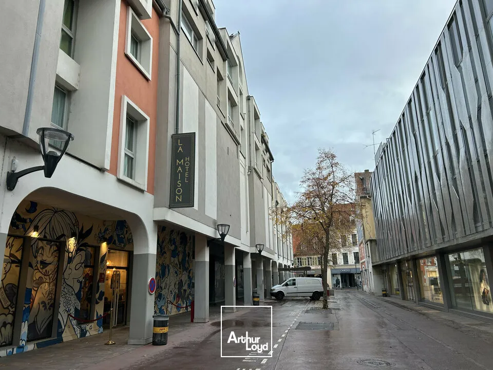 LOCAL COMMERCIAL à LOUER de 1052 m²