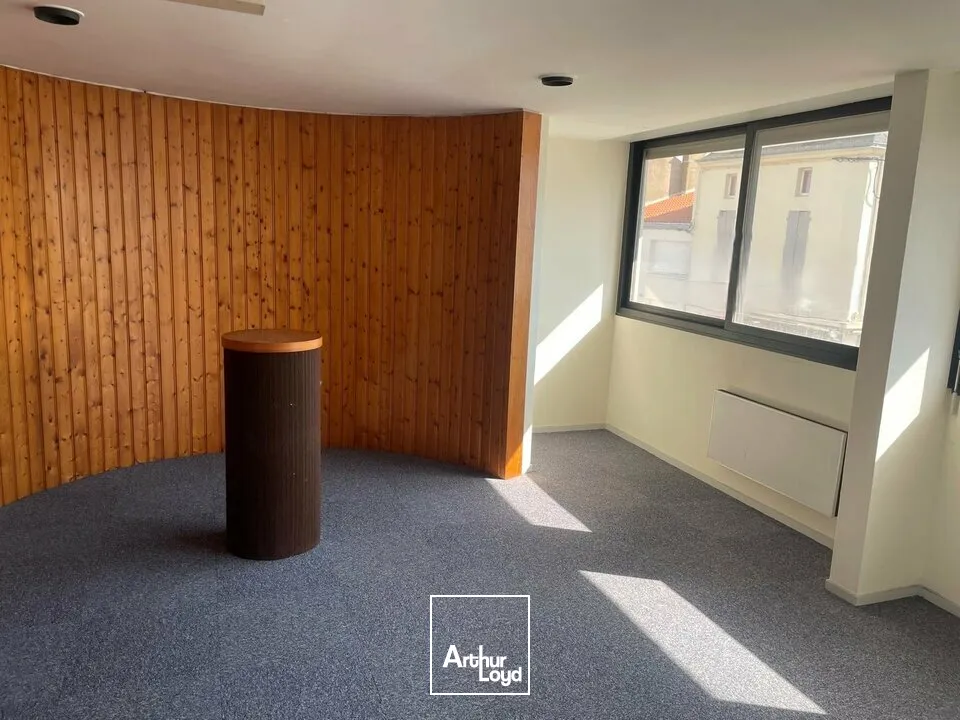 LA ROCHE-SUR-YON  LOCAL COMMERCIAL DE 166M² - A LOUER