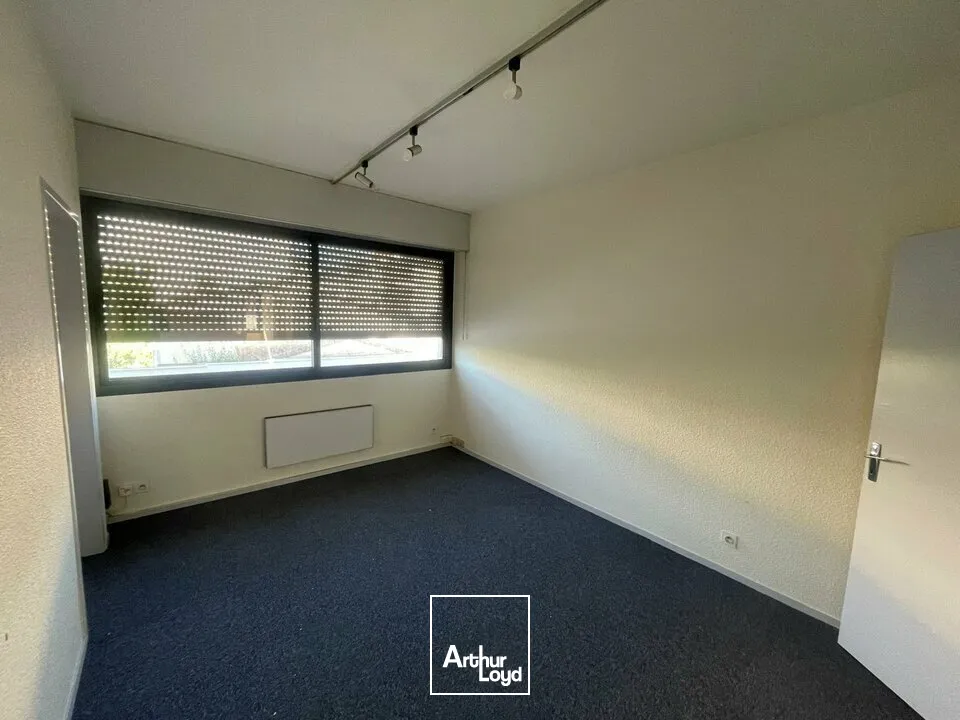 LA ROCHE-SUR-YON  LOCAL COMMERCIAL DE 166M² - A LOUER