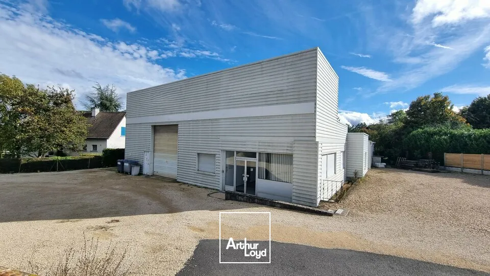 À louer  Local d'activité de 772 m² avec atelier grande hauteur, bureaux et parking sécurisé