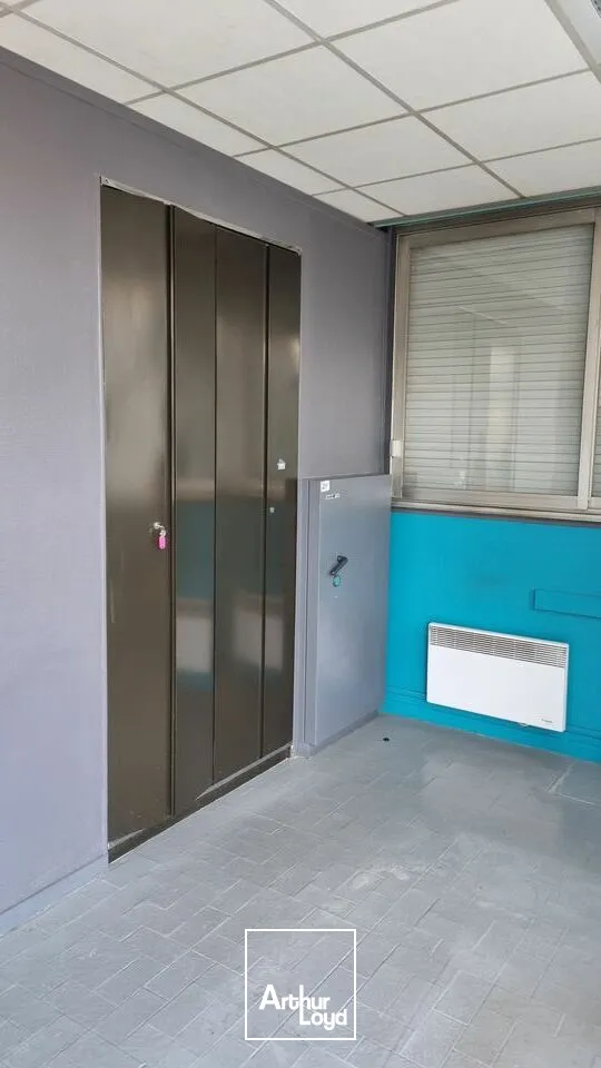 À louer  Local d'activité de 772 m² avec atelier grande hauteur, bureaux et parking sécurisé