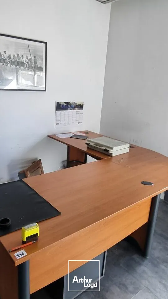 À louer  Local d'activité de 772 m² avec atelier grande hauteur, bureaux et parking sécurisé