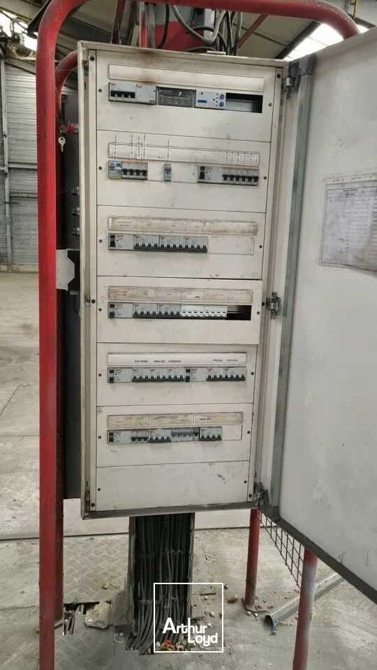 À louer  Local d'activité de 772 m² avec atelier grande hauteur, bureaux et parking sécurisé