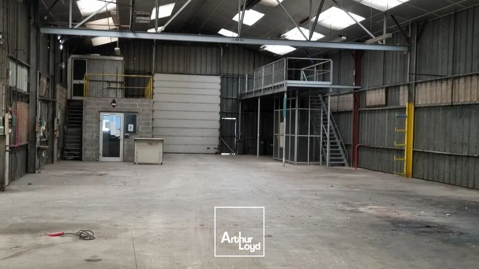 À louer  Local d'activité de 772 m² avec atelier grande hauteur, bureaux et parking sécurisé