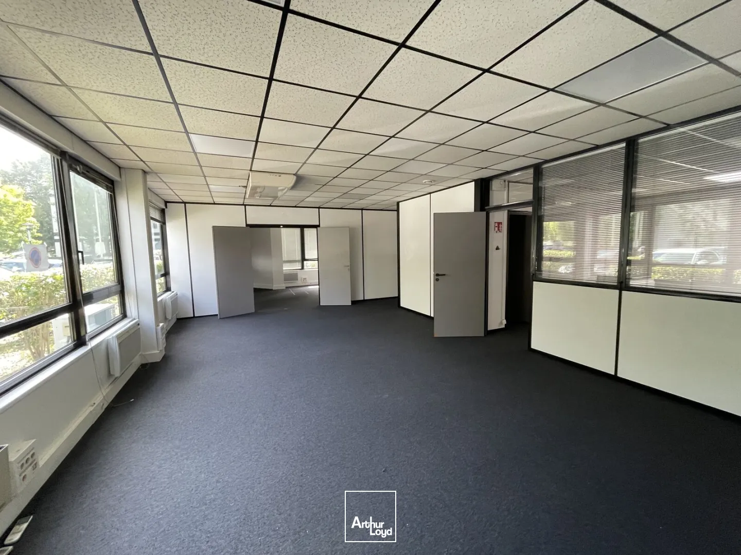 Bureaux fonctionnels à louer à Villeneuve d'Ascq - Accessibilité optimale et cadre verdoyant