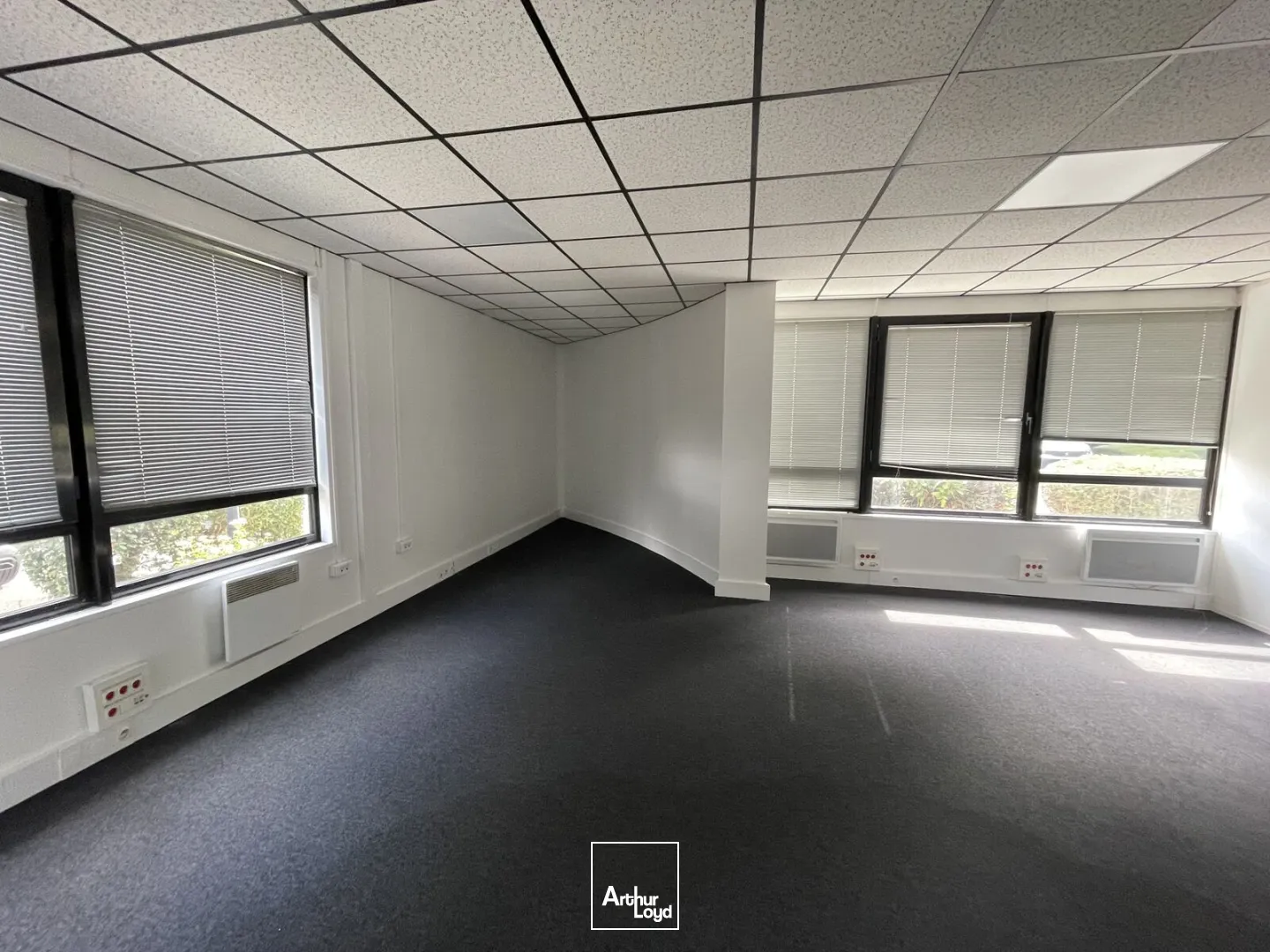 Bureaux fonctionnels à louer à Villeneuve d'Ascq - Accessibilité optimale et cadre verdoyant