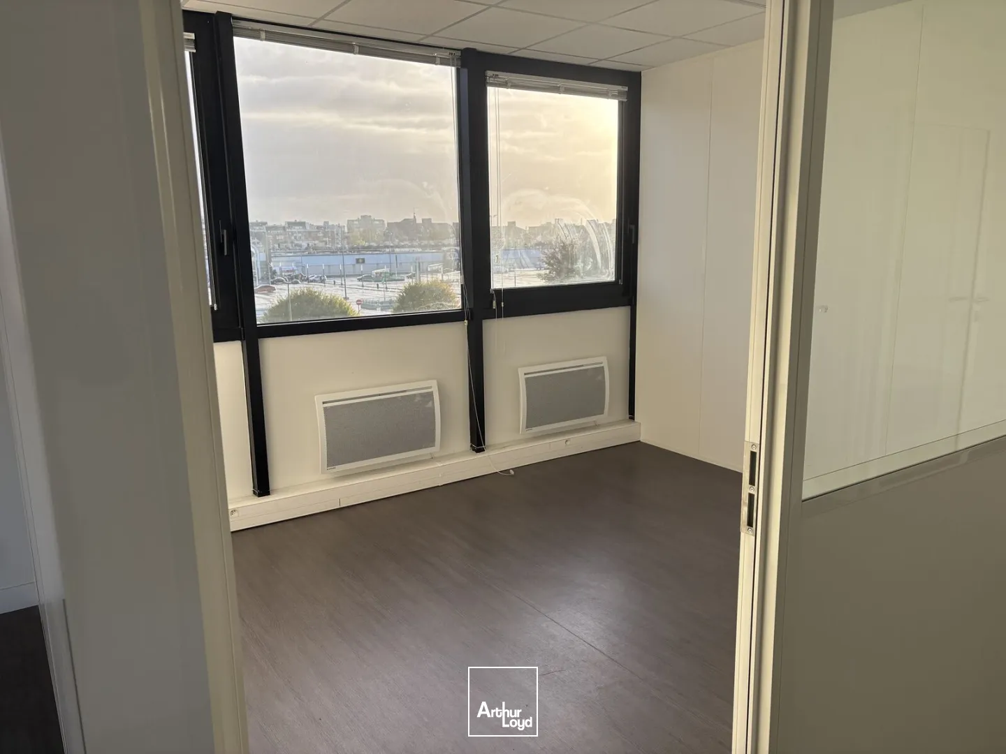 Bureaux à louer à Villeneuve d'Ascq - Secteur Heron Parc/ Auchan V2. Bureaux au loyer attractif avec de nombreux parkings à disposition sur le site ! 