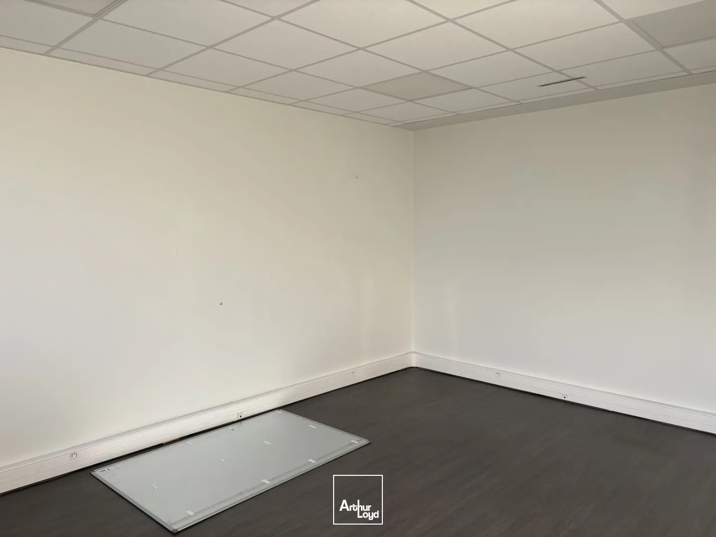 Bureaux à louer à Villeneuve d'Ascq - Secteur Heron Parc/ Auchan V2. Bureaux au loyer attractif avec de nombreux parkings à disposition sur le site ! 