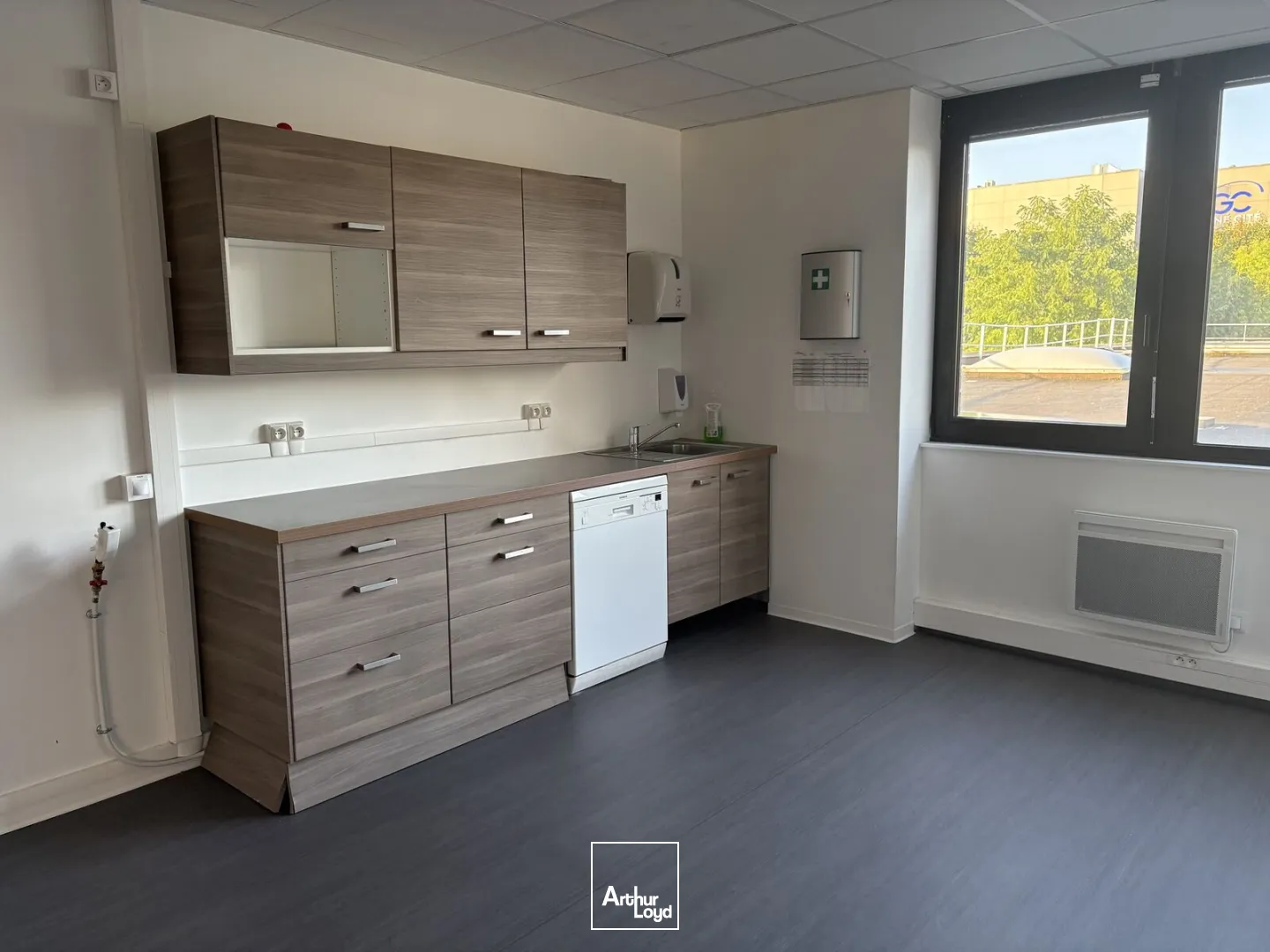 Bureaux à louer à Villeneuve d'Ascq - Secteur Heron Parc/ Auchan V2. Bureaux au loyer attractif avec de nombreux parkings à disposition sur le site ! 