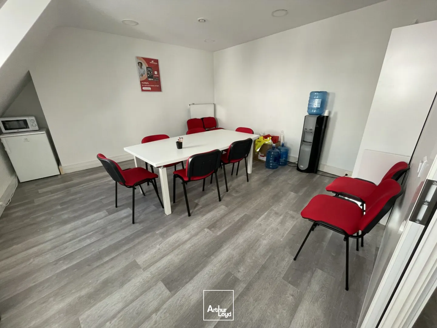 Bureaux rénovés avec parkings - Emplacement stratégique, immeuble de standing