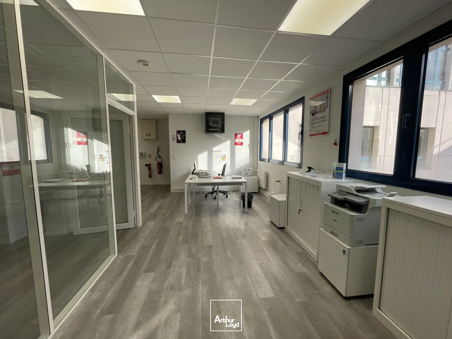 Bureaux rénovés avec parkings - Emplacement stratégique, immeuble de standing