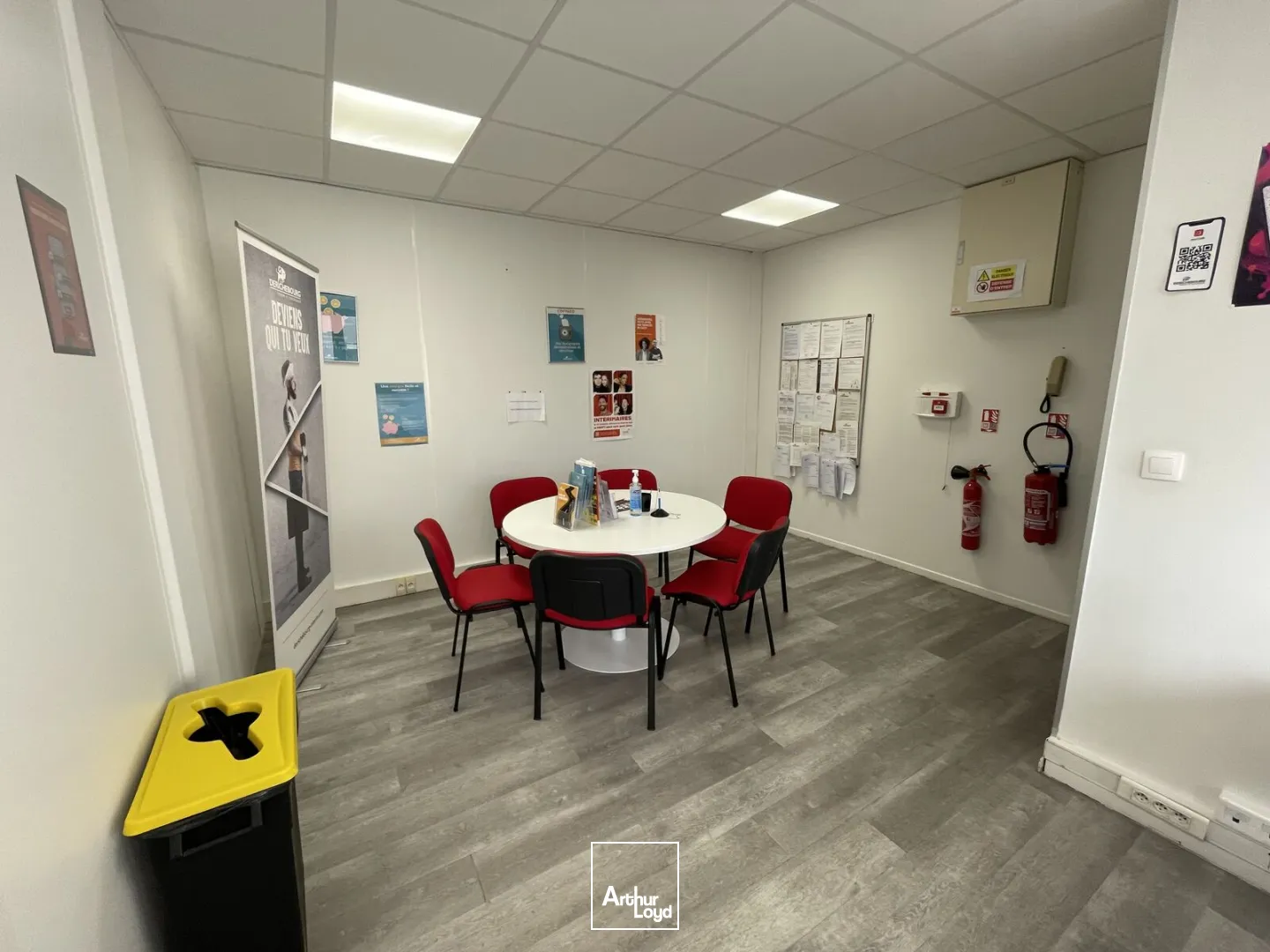 Bureaux rénovés avec parkings - Emplacement stratégique, immeuble de standing