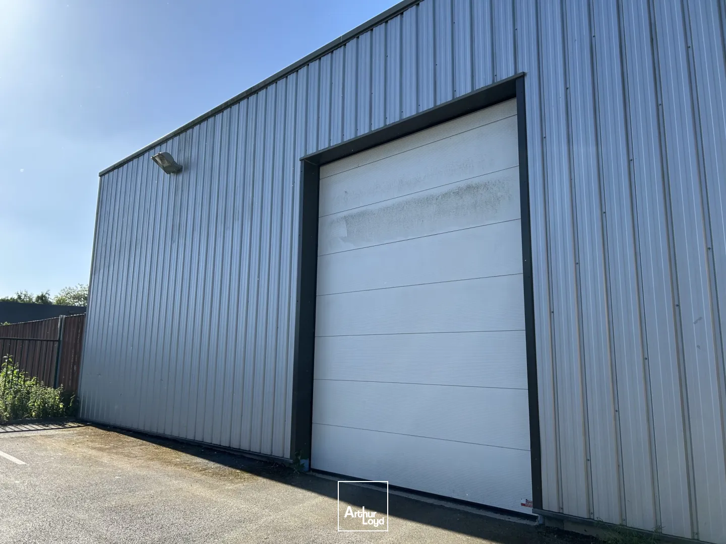 Très bel entrepôt à louer en zone industrielle de Somain avec de belles prestations sur un site clos . Rare sur ce secteur 