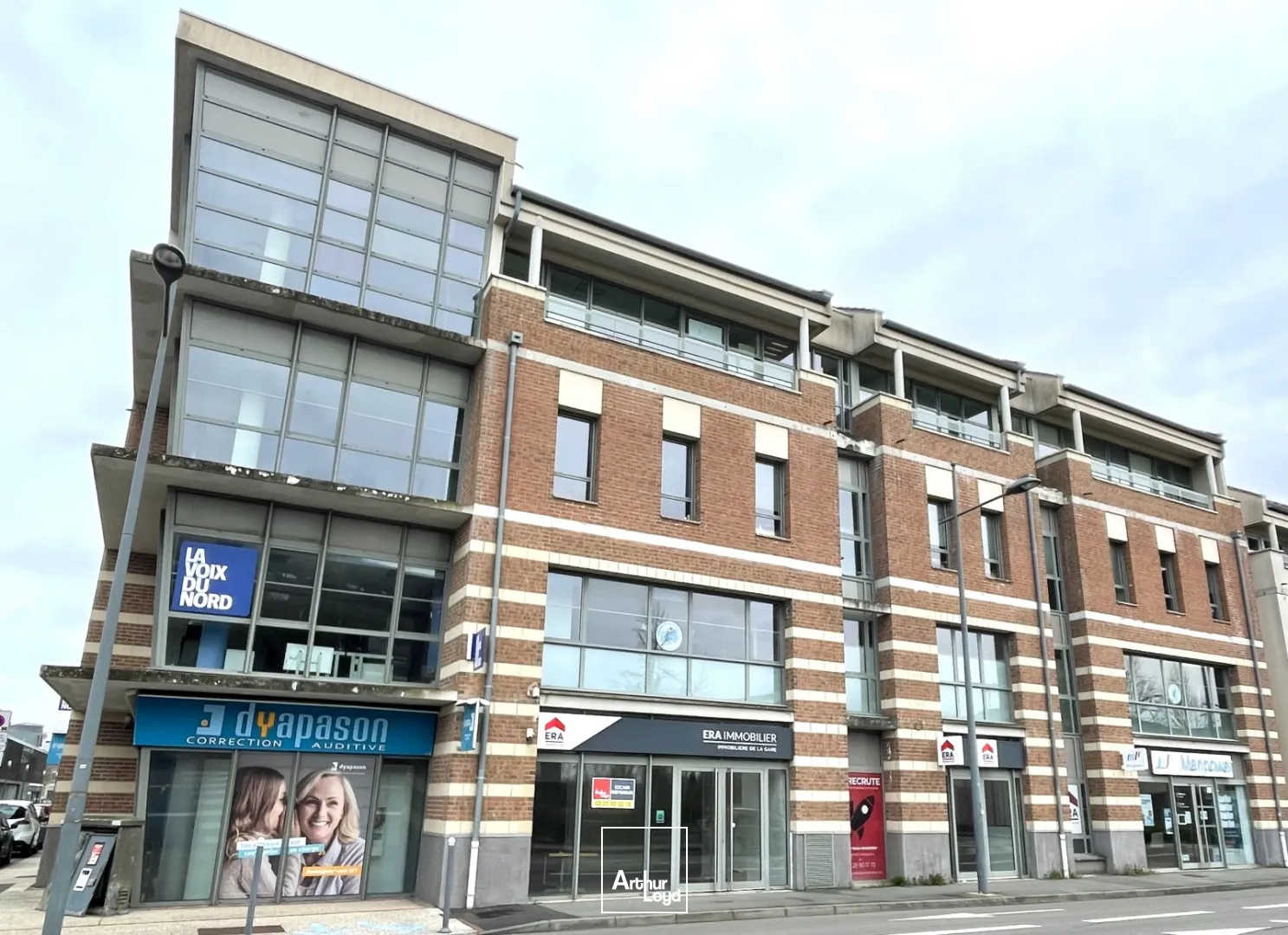 GARE d'ARMENTIERES - Surface commercial / bureaux en RDC de 123 m2 avec un bel effet d'enseigne et une belle vitrine. 