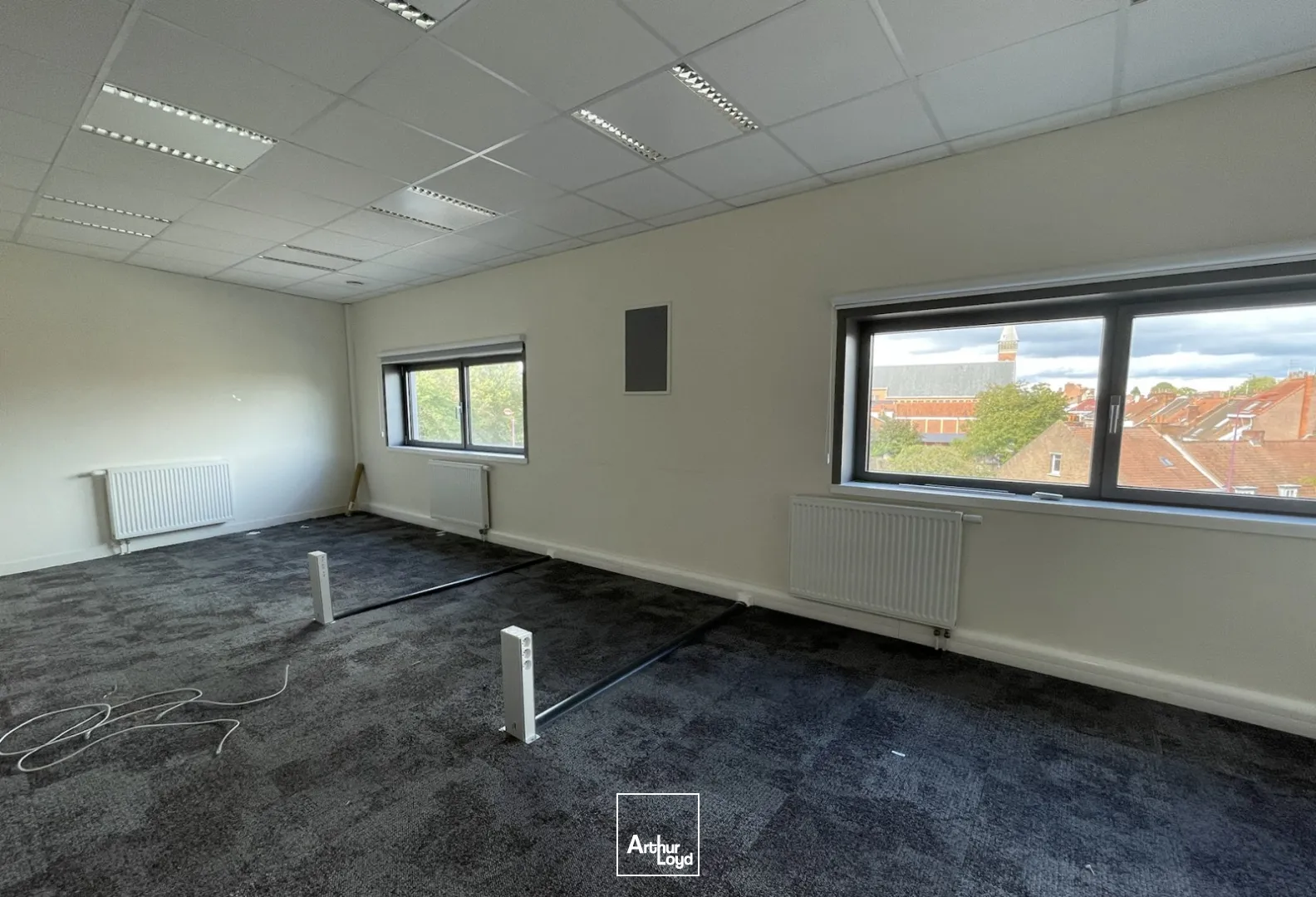 À LOUER - BUREAUX AU COUR D'HAZEBROUCK DANS UN IMMEUBLE TERTIAIRE DYNAMIQUE