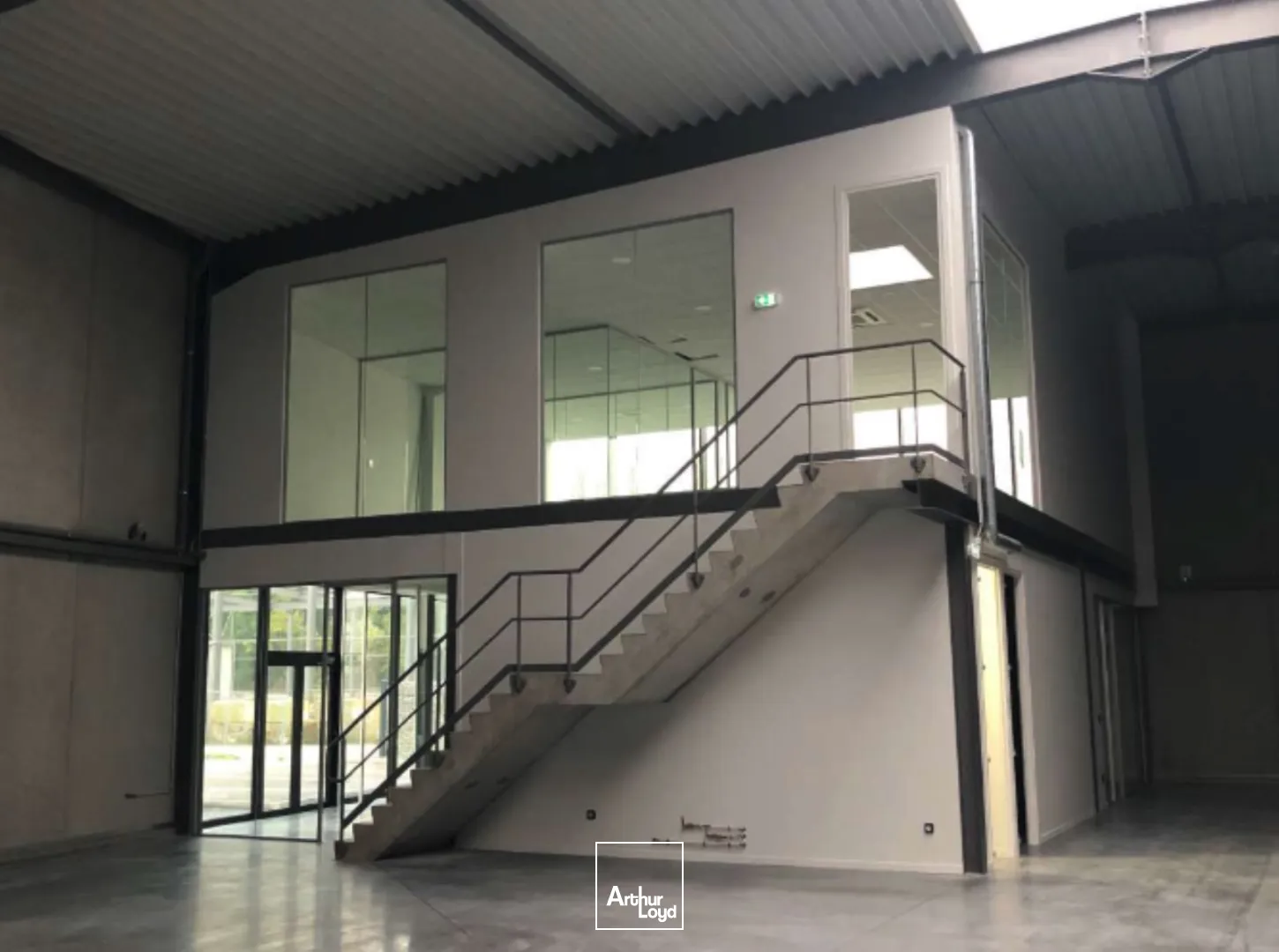 Entrepôts au sein d'un parc d'activité neuf situé à Roncq. Bureaux clés en main avec belles prestations. Proche belgique et axes autoroutiers. Nord de Lille.