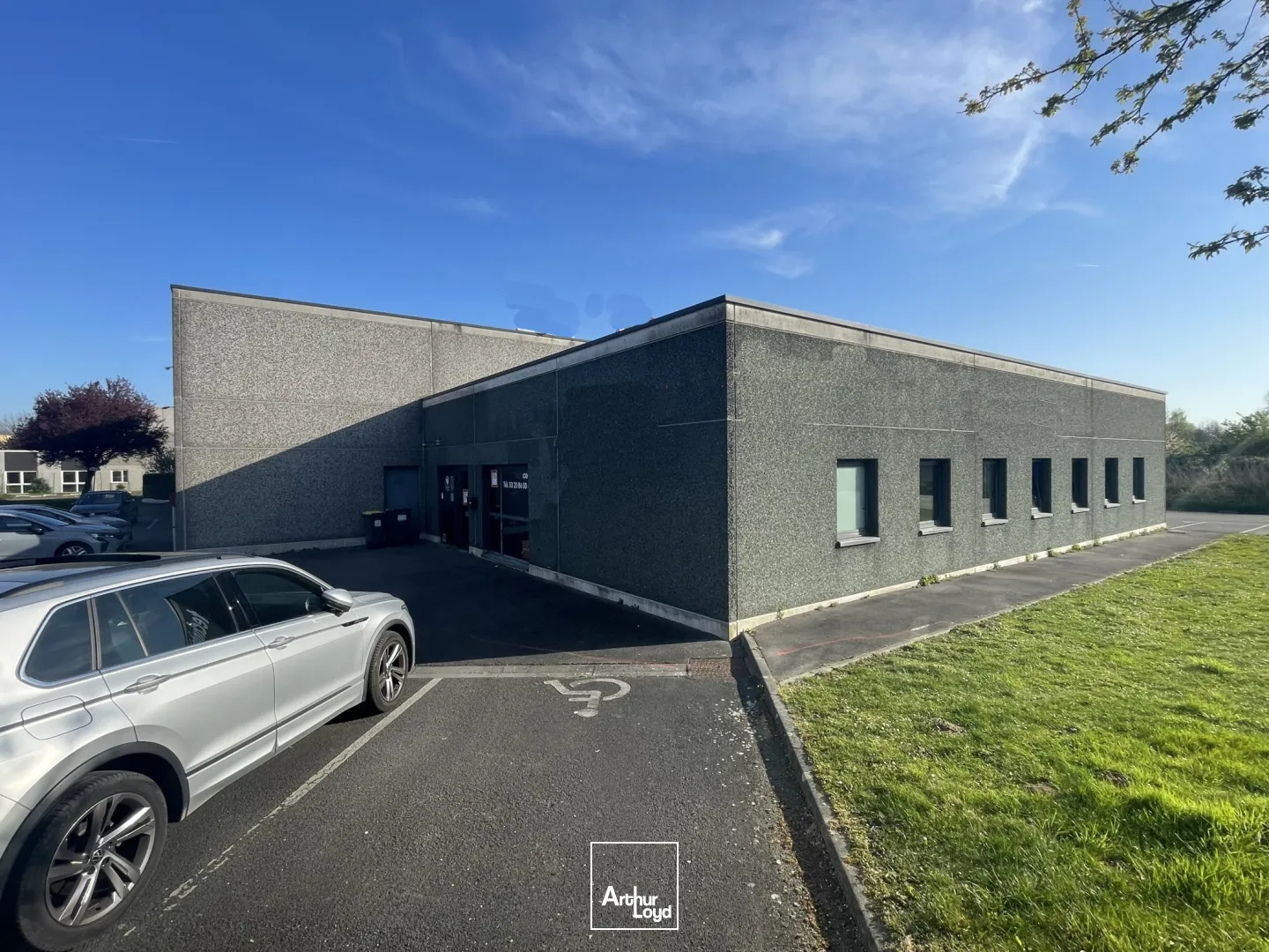 Entrepôt avec bureaux à vendre / à louer au coeur du CIT de RONCQ. Proximité immédiate de l'autoroute et de la Belgique.