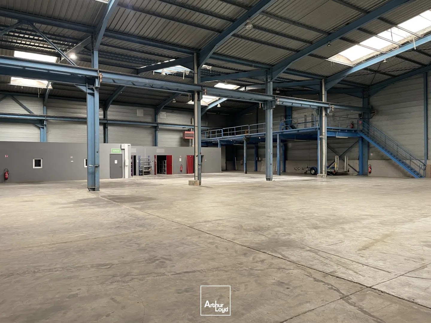 A LOUER A VENDRE Entrepôts et bureaux à Valenciennes