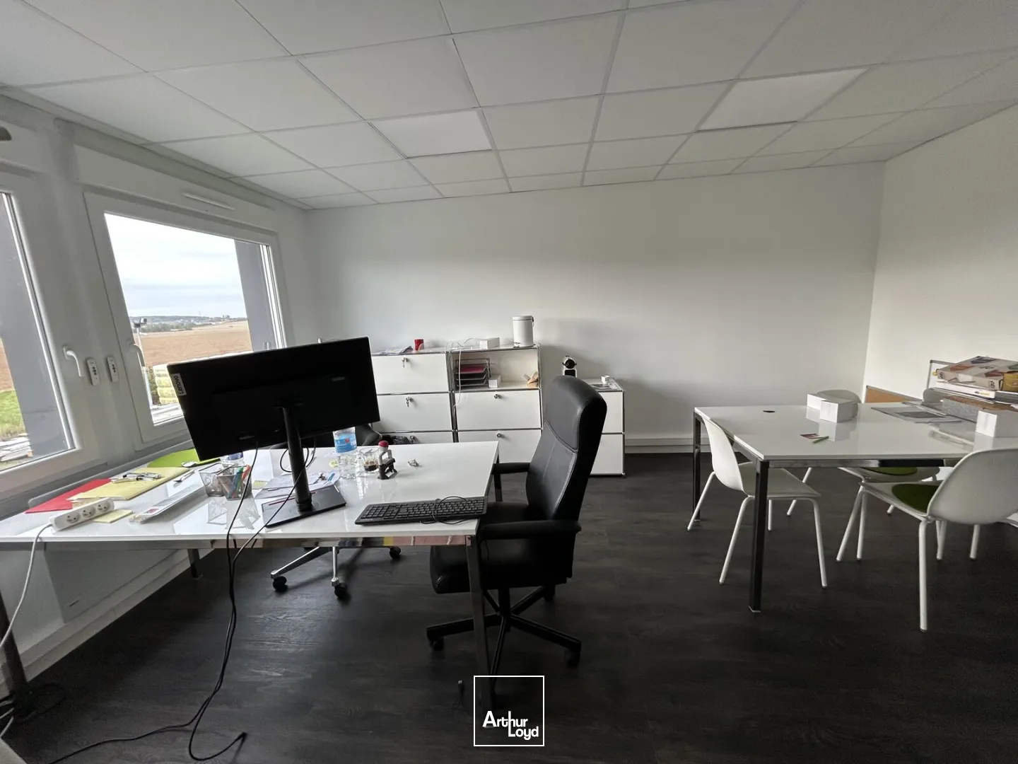 Opportunité de louer cet entrepôt , Show-room, Bureaux en excellent état et qui offre de nombreuses possibilités . Incroyable effet d'enseigne sur un axe très passant , à proximité...