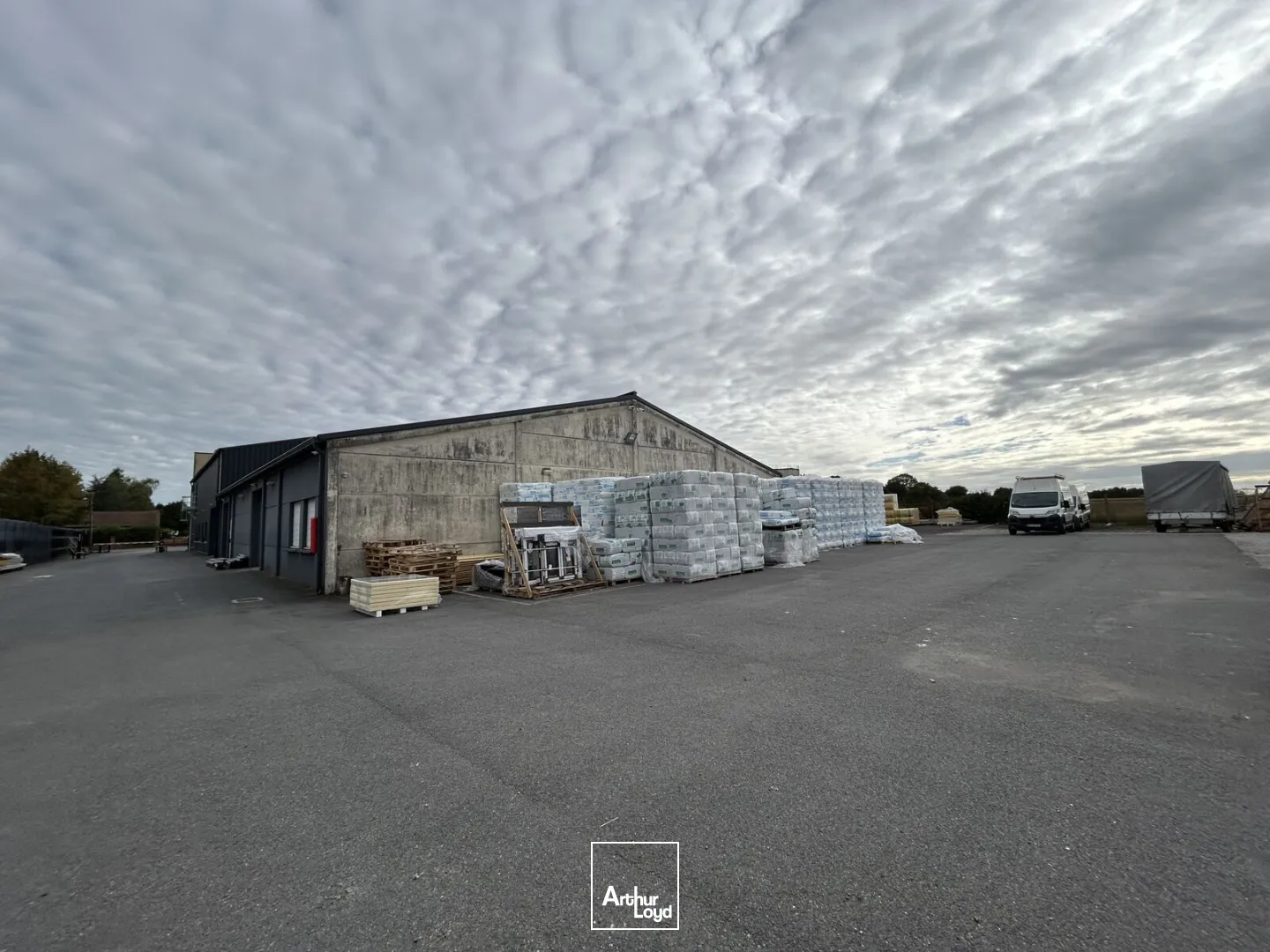 Opportunité de louer cet entrepôt , Show-room, Bureaux en excellent état et qui offre de nombreuses possibilités . Incroyable effet d'enseigne sur un axe très passant , à proximité...