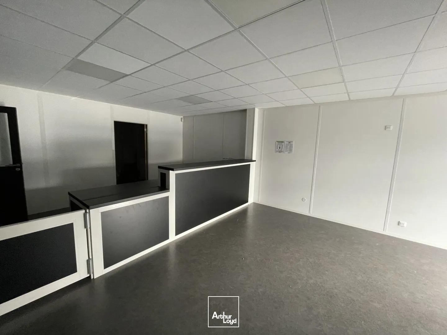 Local commercial 400 m² à louer - Visibilité optimale en entrée de villede zone INTERMARCHE