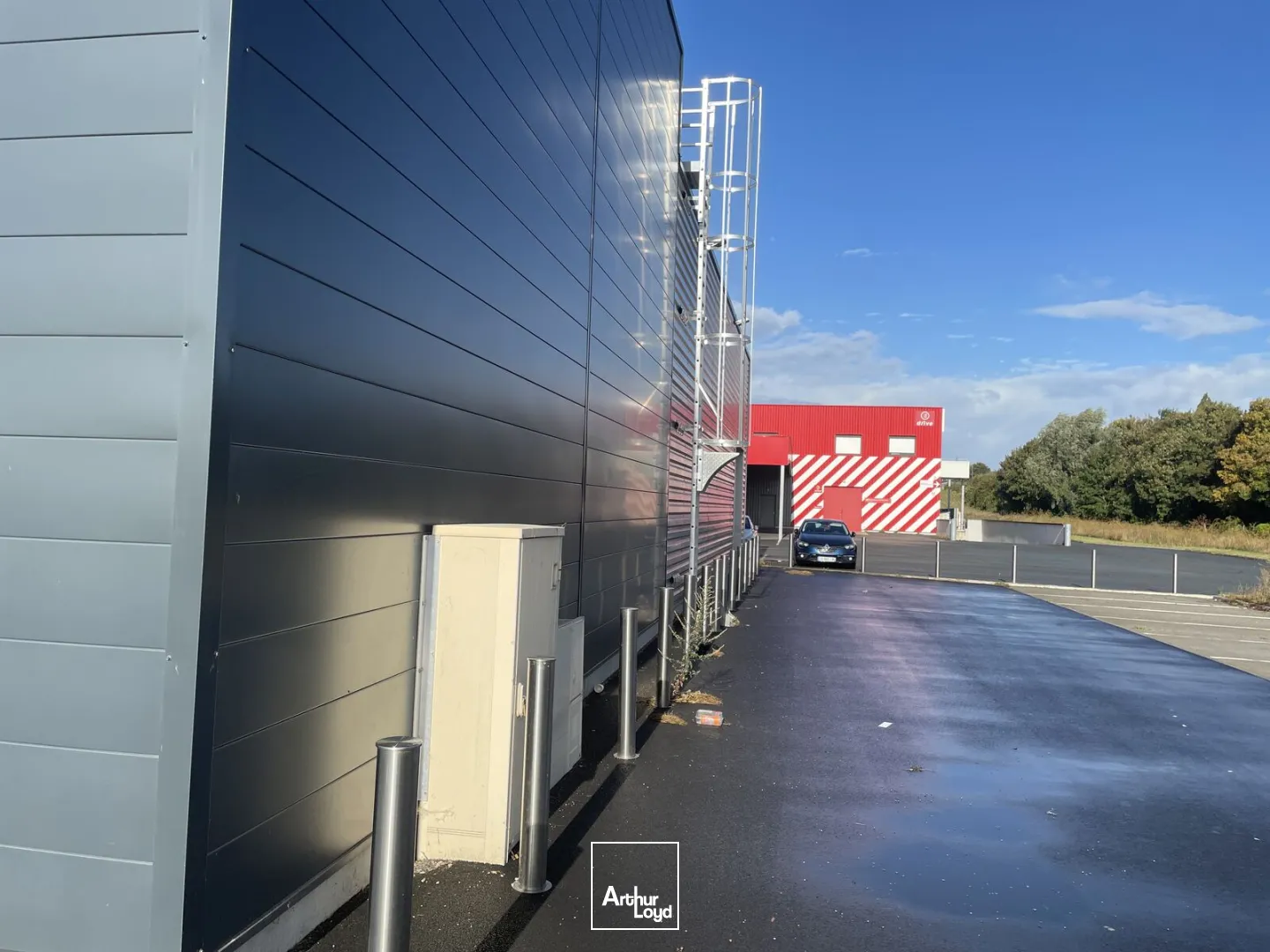 Local commercial 400 m² à louer - Visibilité optimale en entrée de villede zone INTERMARCHE