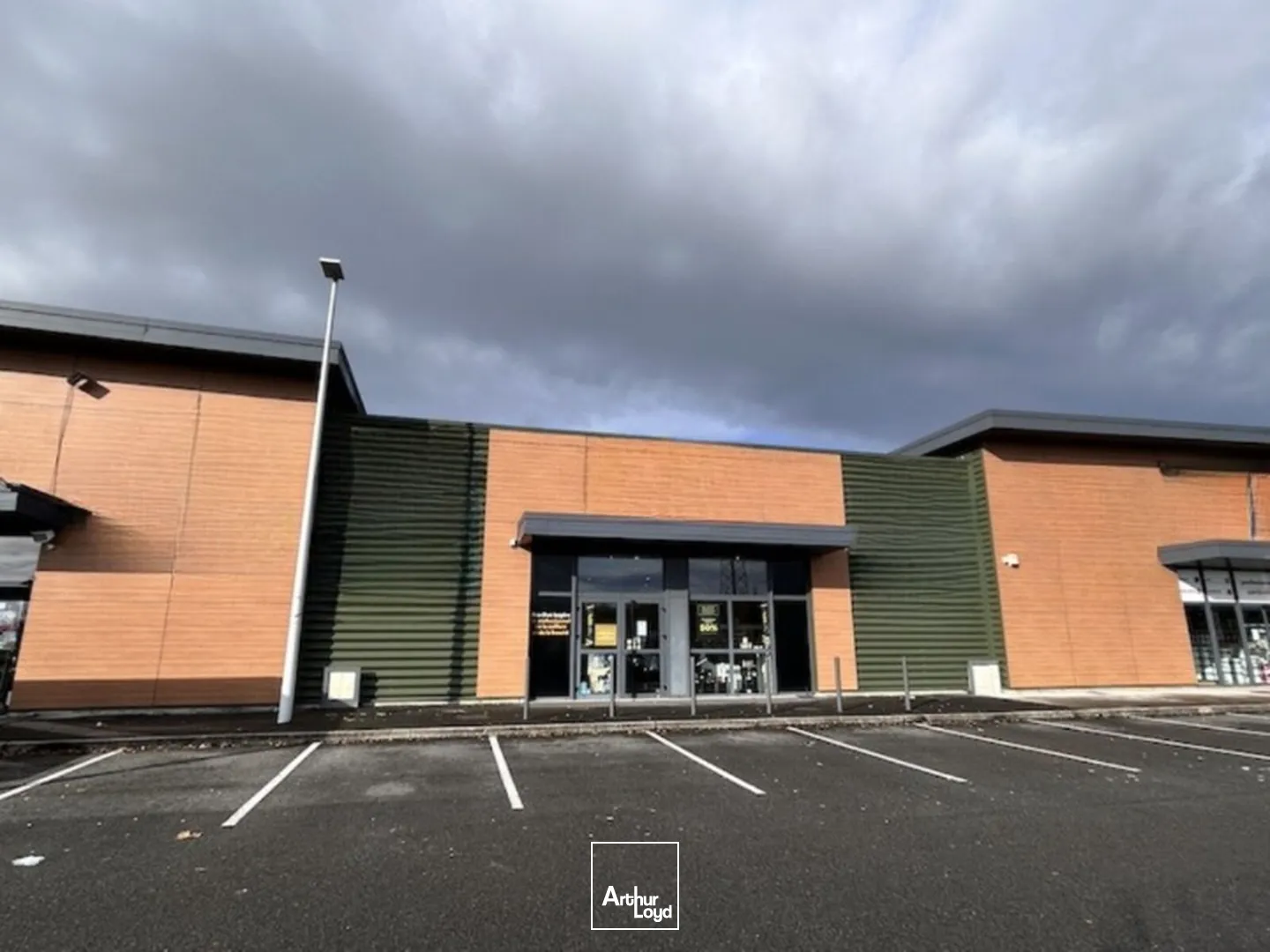 MACON SUD - LOCAL COMMERCIAL A LOUER - EXCELLENTE VISIBILITÉ SUR LA ROUTE NATIONALE