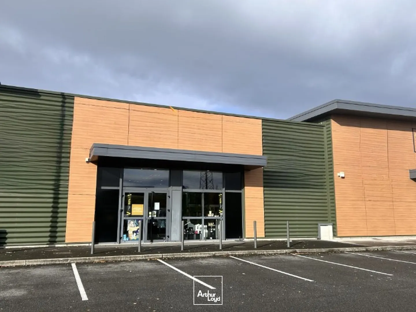 MACON SUD - LOCAL COMMERCIAL A LOUER - EXCELLENTE VISIBILITÉ SUR LA ROUTE NATIONALE