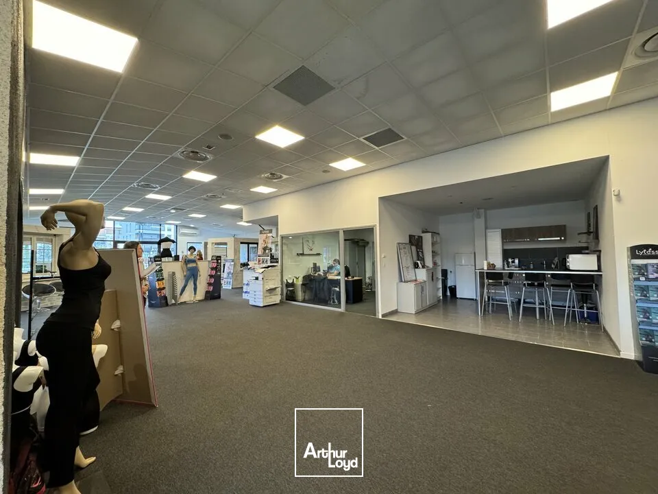 VEIGNE SHOWROOM A LOUER 573 M² VISIBILITE D910 TERRAIN CLOS ET PARKINGS