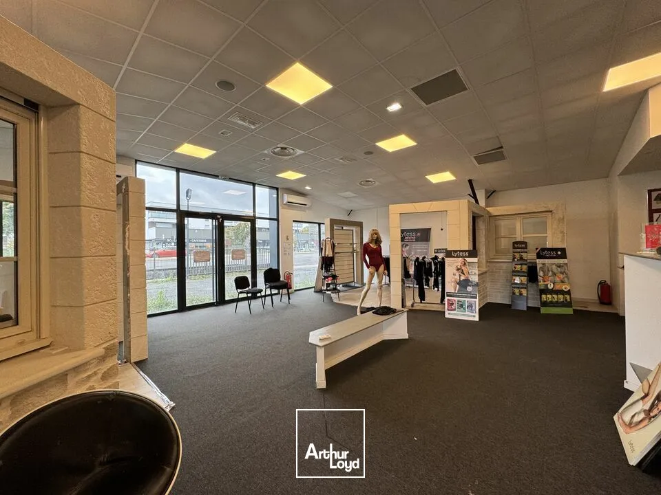 VEIGNE SHOWROOM A LOUER 573 M² VISIBILITE D910 TERRAIN CLOS ET PARKINGS