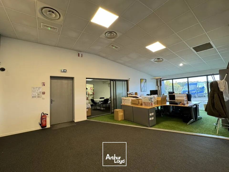 VEIGNE SHOWROOM A LOUER 573 M² VISIBILITE D910 TERRAIN CLOS ET PARKINGS