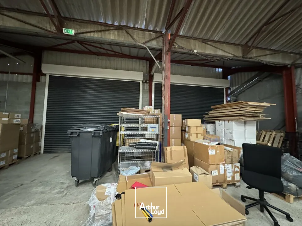 VEIGNE SHOWROOM A LOUER 573 M² VISIBILITE D910 TERRAIN CLOS ET PARKINGS