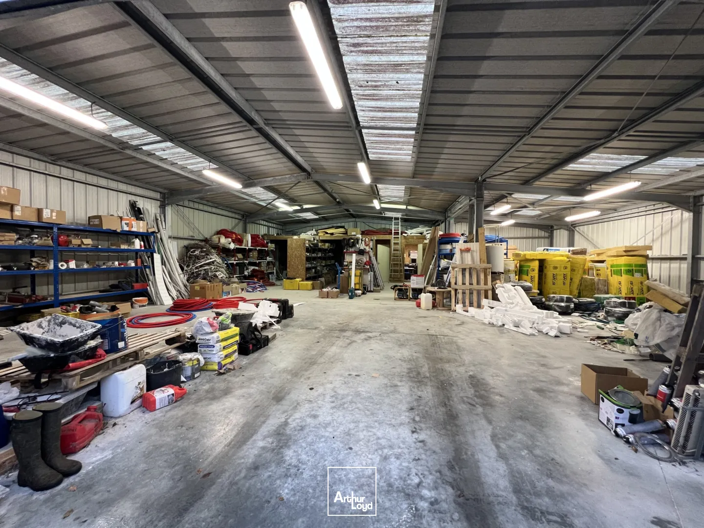 À Louer : Local d'Activité Moderne et Fonctionnel à Baud