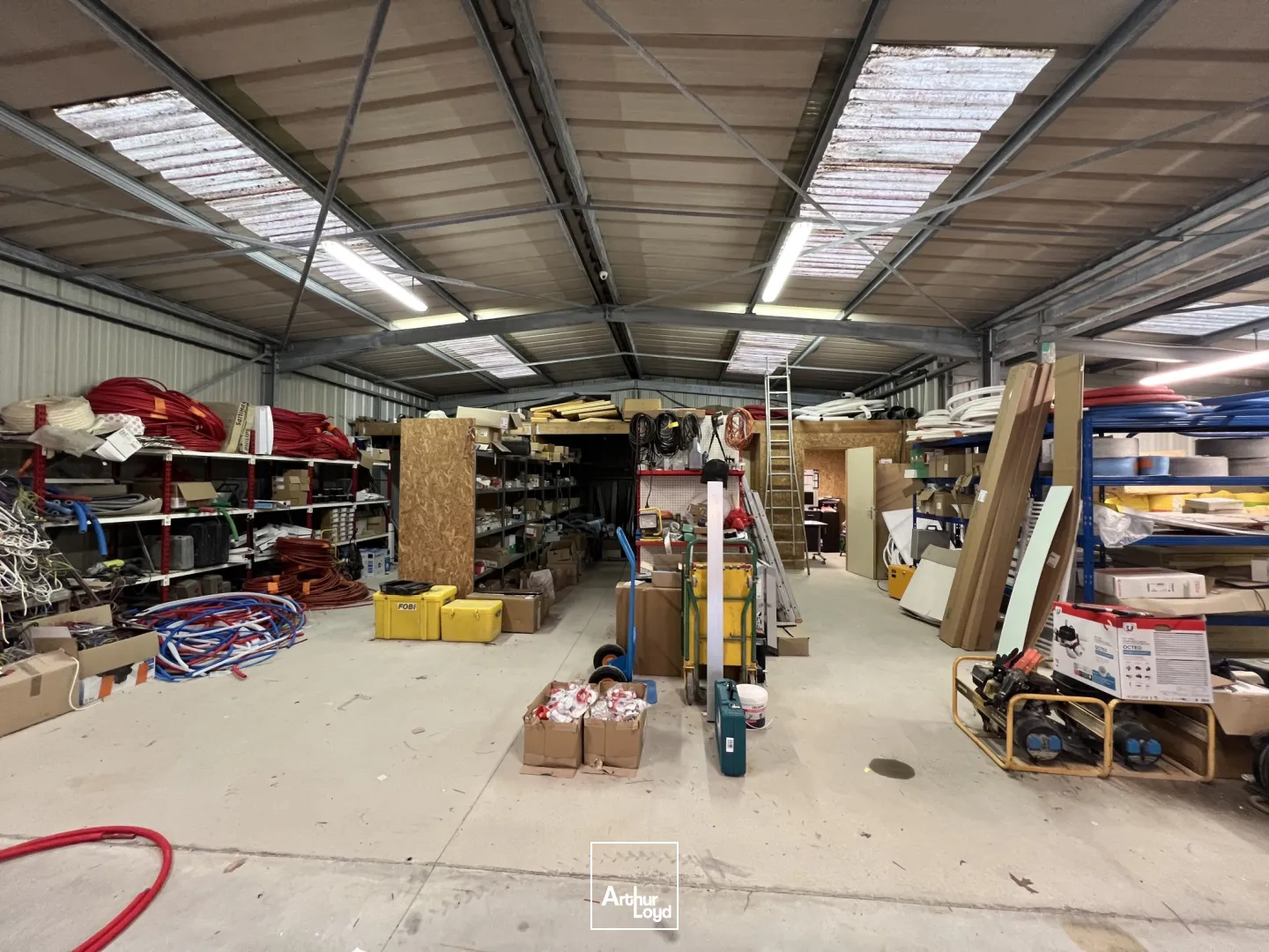 À Louer : Local d'Activité Moderne et Fonctionnel à Baud